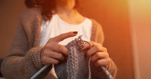 İçinizdeki babaanneyi uyandırma zamanı! Story atan parmaklar artık örgü için ilmek atıyor