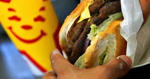 Carl's Jr., Hükümet Kapanması Sürelerken SNAP Alıcılarına 1 Dolarlık Yemek Sunuyor